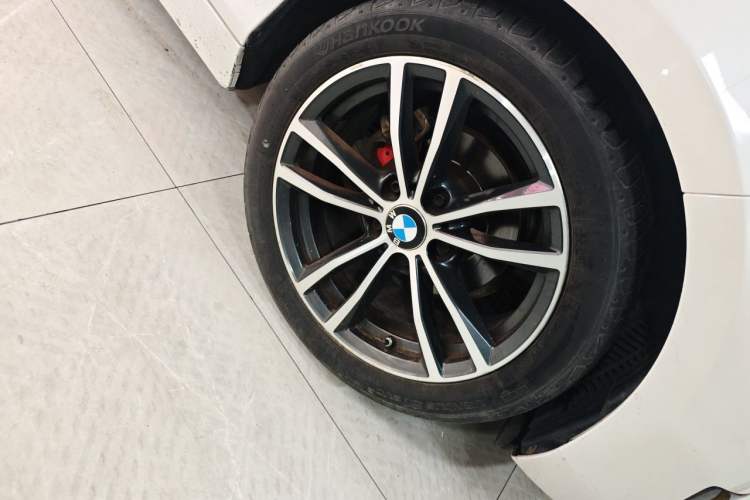 Used BMW 2 Series 2018 220i Convertible Coupe Sports Design Package Right Front Wheel Hub
