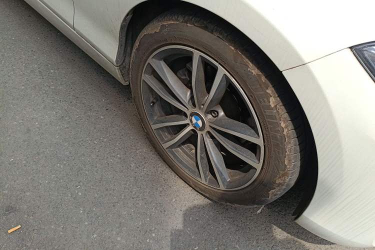 Used BMW 2 Series 2018 220i Convertible Coupe Sports Design Package Right Front Wheel Hub