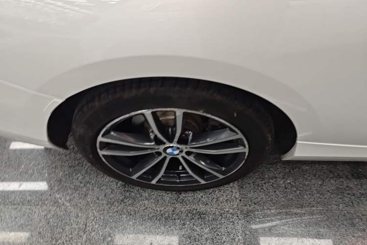Used BMW 2 Series 2018 220i Convertible Coupe Sports Design Package Right Rear Wheel Hub