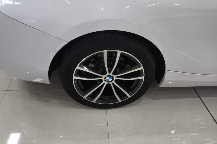 Used BMW 2 Series 2018 220i Convertible Coupe Sports Design Package Right Rear Wheel Hub