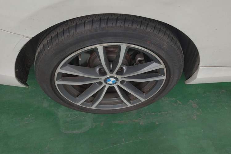 Used BMW 2 Series 2018 220i Convertible Coupe Sports Design Package Right Rear Wheel Hub
