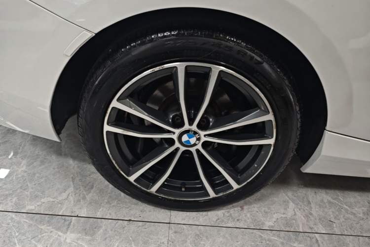Used BMW 2 Series 2018 220i Convertible Coupe Sports Design Package Right Rear Wheel Hub