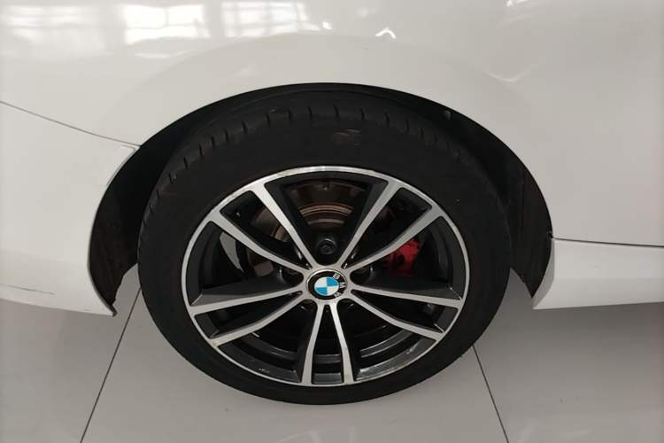 Used BMW 2 Series 2018 220i Convertible Coupe Sports Design Package Right Rear Wheel Hub