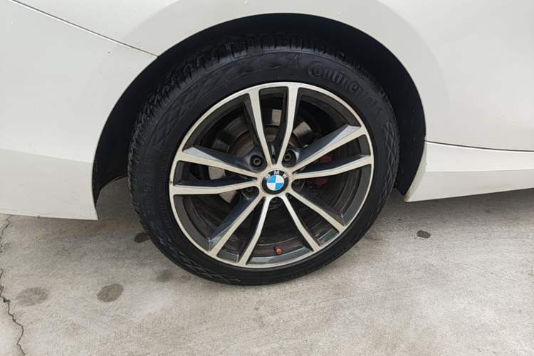 Used BMW 2 Series 2018 220i Convertible Coupe Sports Design Package Right Rear Wheel Hub