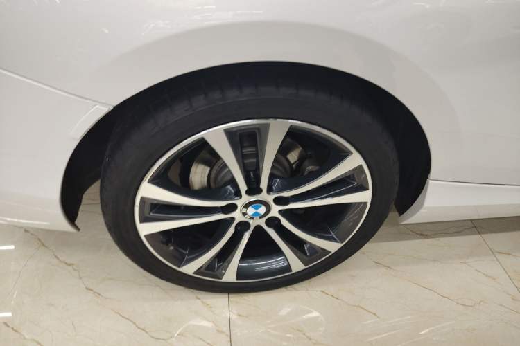 Used BMW 2 Series 2018 220i Convertible Coupe Sports Design Package Right Rear Wheel Hub