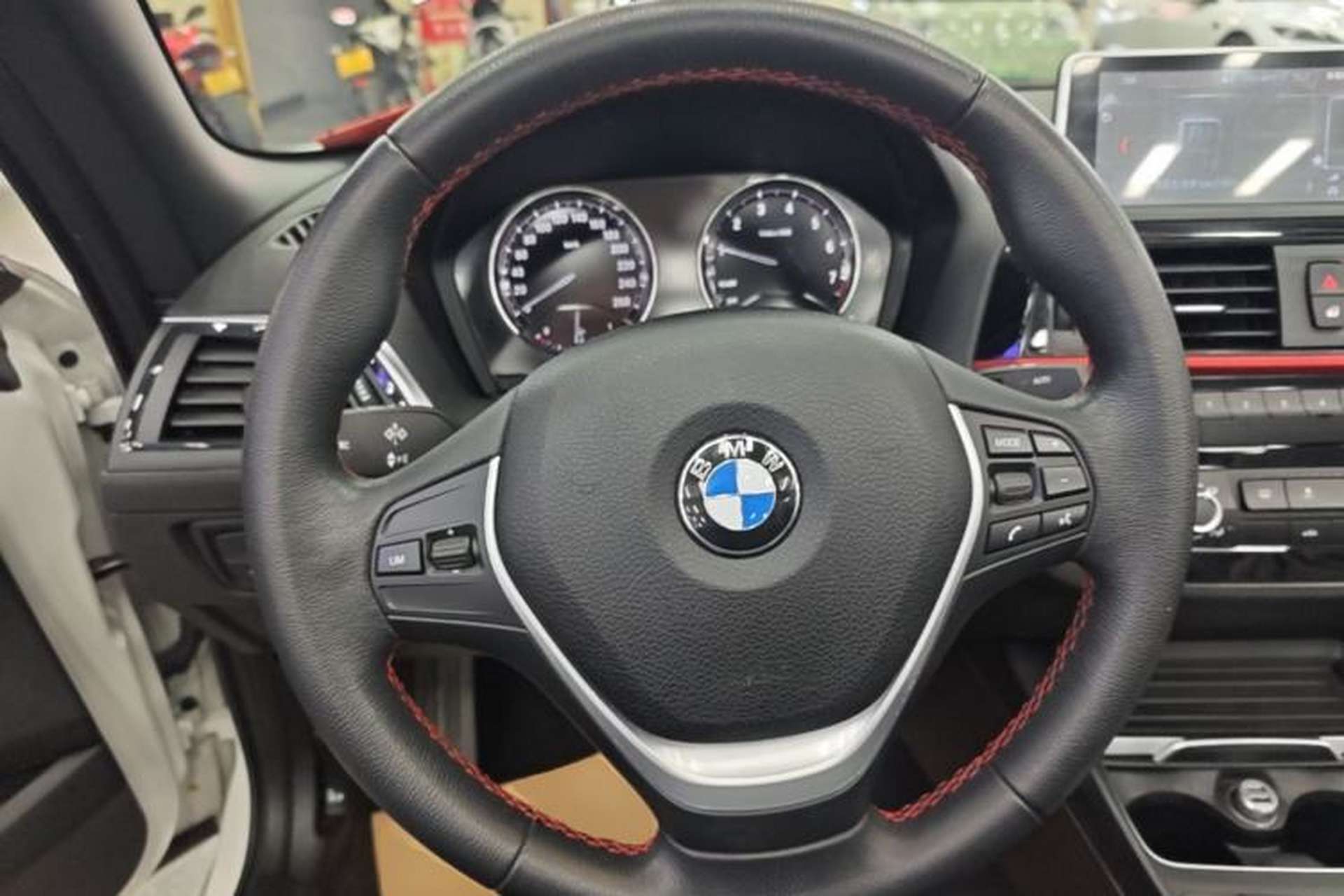 Used BMW 2 Series 2018 220i Convertible Coupe Sports Design Package Steering Wheel