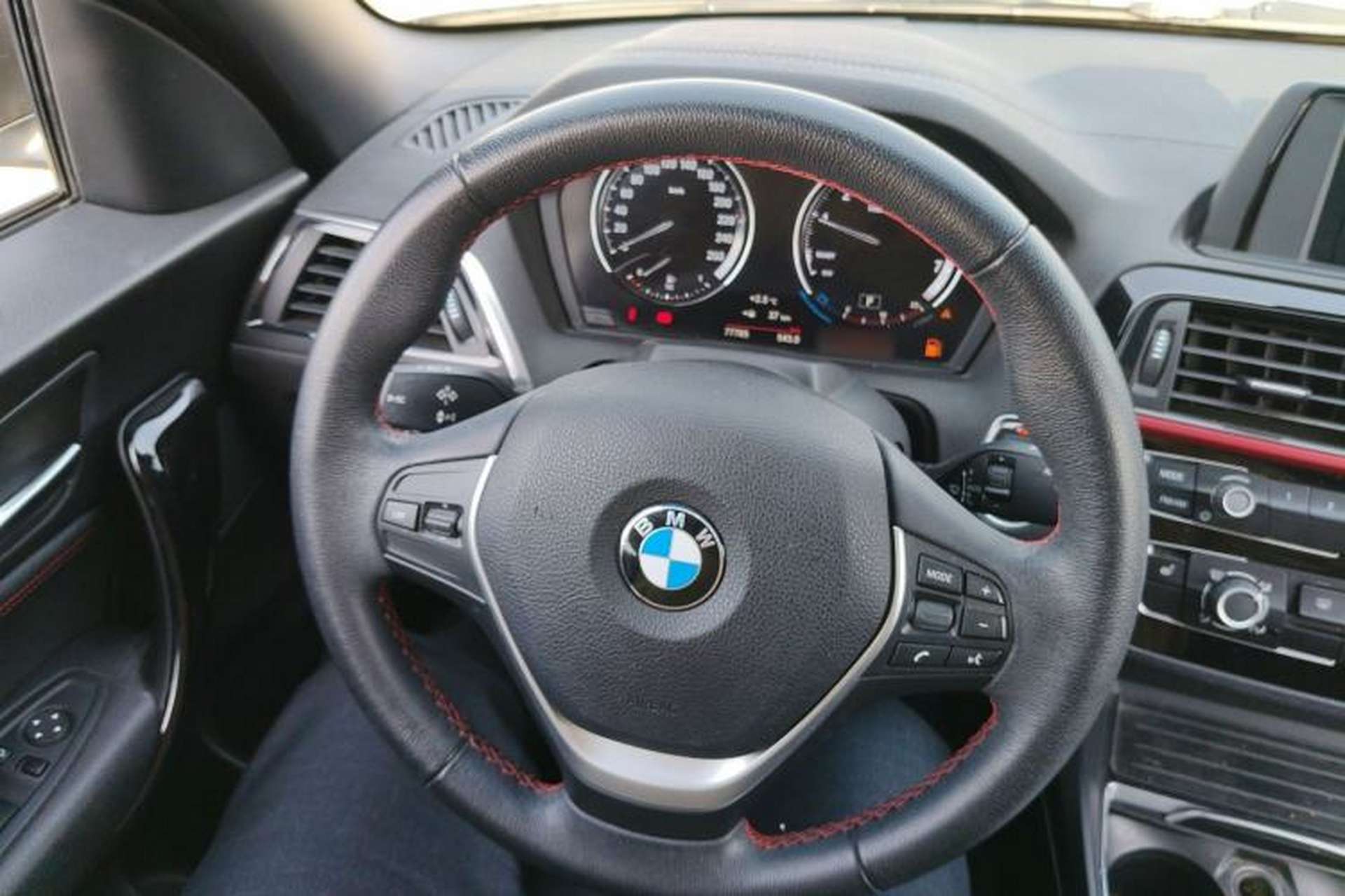Used BMW 2 Series 2018 220i Convertible Coupe Sports Design Package Steering Wheel