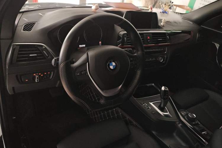 Used BMW 2 Series 2018 220i Convertible Coupe Sports Design Package Steering Wheel