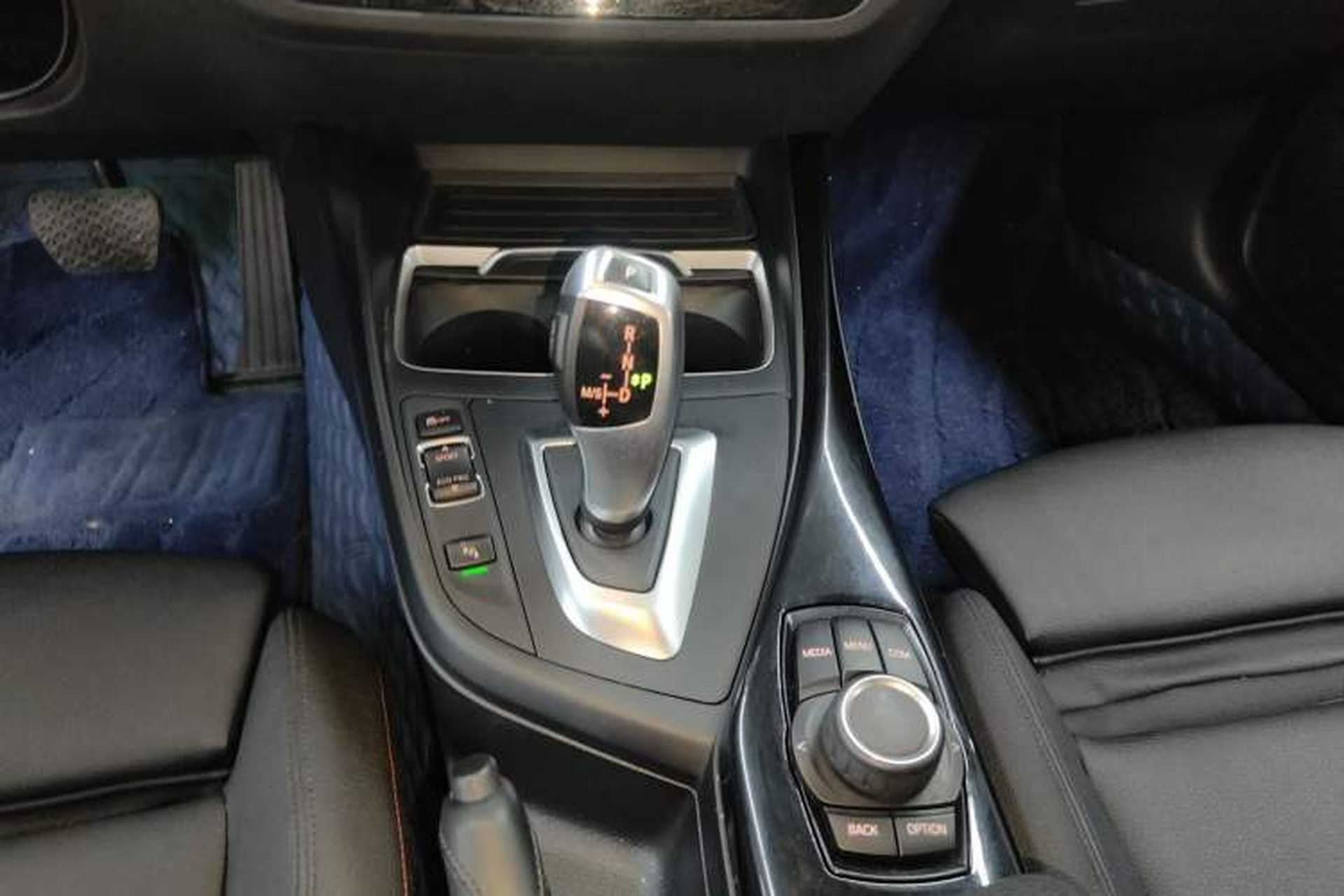Used BMW 2 Series 2018 220i Convertible Coupe Sports Design Package Gear Lever