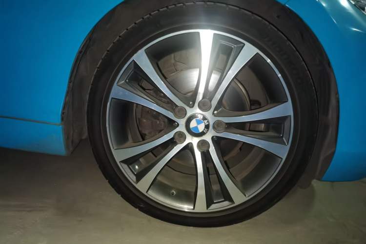 Used BMW 2 Series 2019 225i Convertible Coupe Sports Design Package Right Front Wheel Hub
