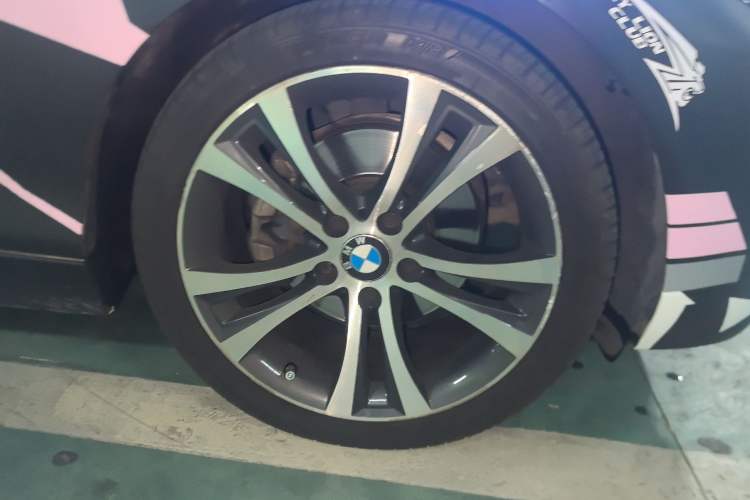 Used BMW 2 Series 2019 225i Convertible Coupe Sports Design Package Right Front Wheel Hub