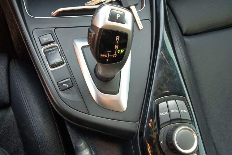 Used BMW 2 Series 2019 225i Convertible Coupe Sports Design Package Gear Lever