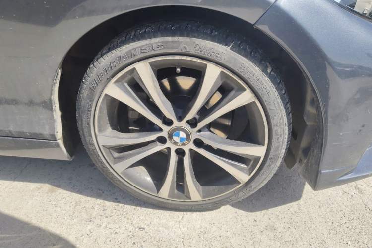 Used BMW 2 Series 2019 225i Convertible Coupe Sports Design Package Right Front Wheel Hub