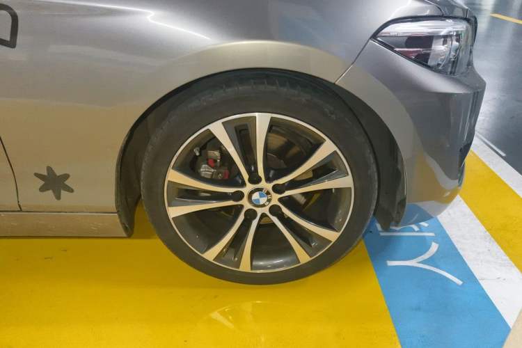 Used BMW 2 Series 2019 225i Convertible Coupe Sports Design Package Right Front Wheel Hub