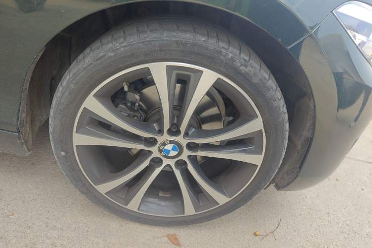 Used BMW 2 Series 2019 225i Convertible Coupe Sports Design Package Right Front Wheel Hub