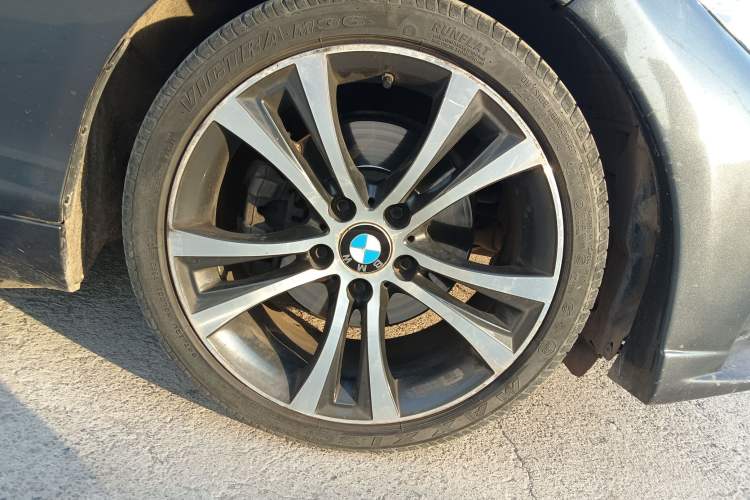 Used BMW 2 Series 2019 225i Convertible Coupe Sports Design Package Right Front Wheel Hub