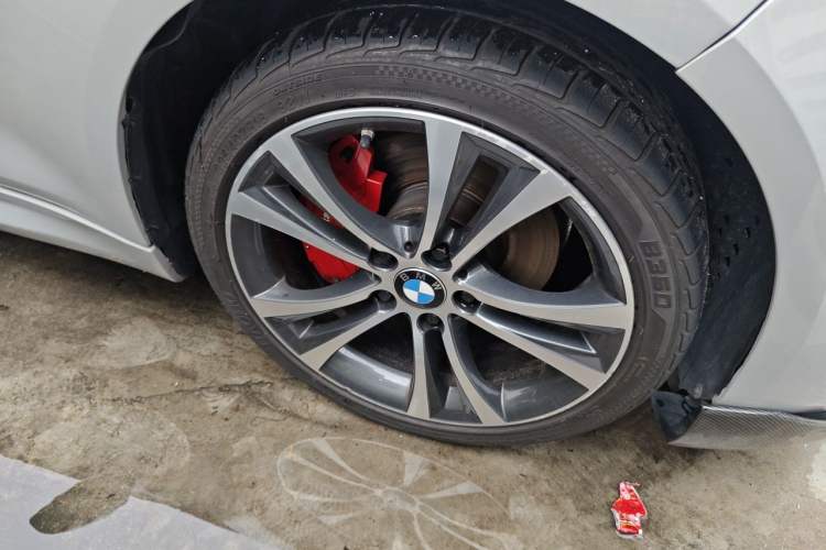 Used BMW 2 Series 2019 225i Convertible Coupe Sports Design Package Right Front Wheel Hub
