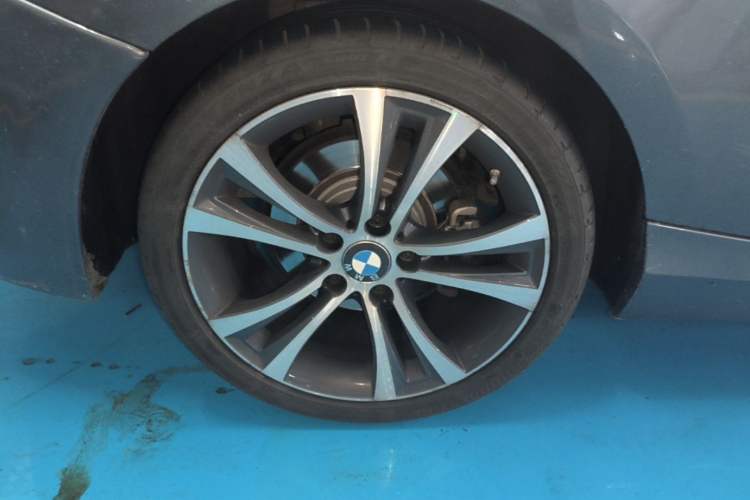 Used BMW 2 Series 2019 225i Convertible Coupe Sports Design Package Right Rear Wheel Hub