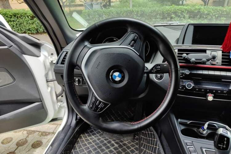 Used BMW 2 Series 2019 225i Convertible Coupe Sports Design Package Steering Wheel