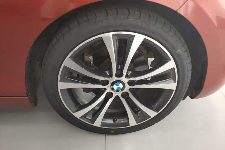 Used BMW 2 Series 2019 225i Convertible Coupe Sports Design Package Right Front Wheel Hub