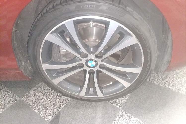 Used BMW 2 Series 2019 225i Convertible Coupe Sports Design Package Right Front Wheel Hub
