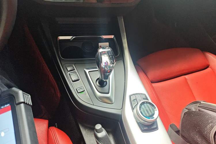 Used BMW 2 Series 2019 225i Luxury Model with M Sport Package Gear Lever