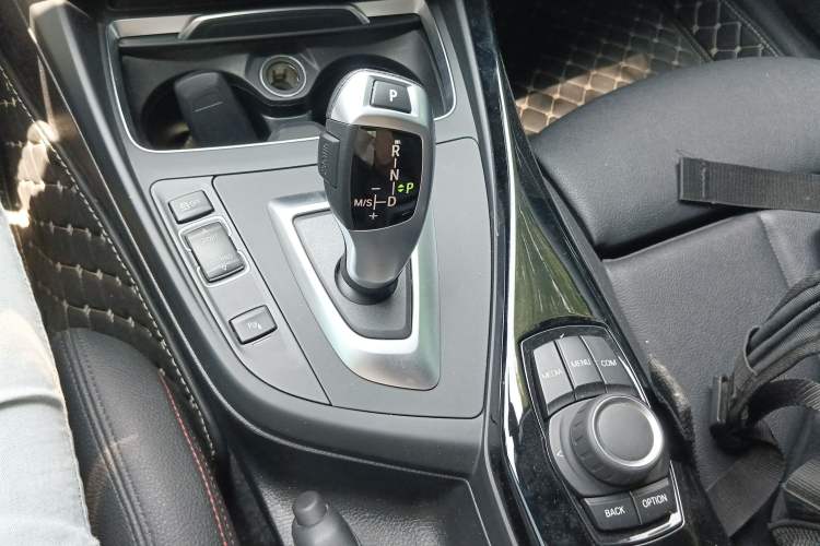 Used BMW 2 Series 2019 225i Convertible Coupe Sports Design Package Gear Lever