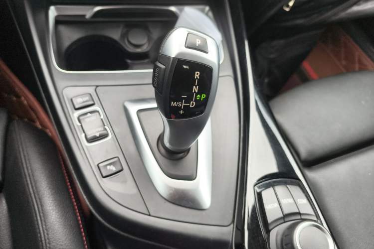 Used BMW 2 Series 2019 225i Convertible Coupe Sports Design Package Gear Lever