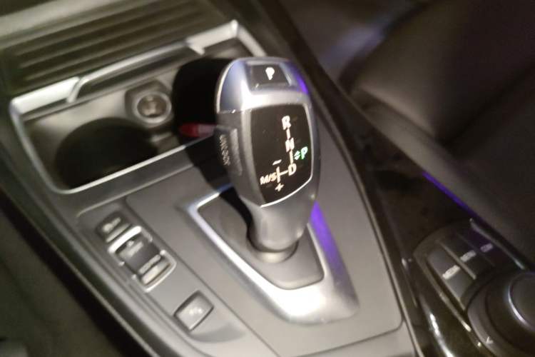 Used BMW 2 Series 2019 225i Convertible Coupe Sports Design Package Gear Lever