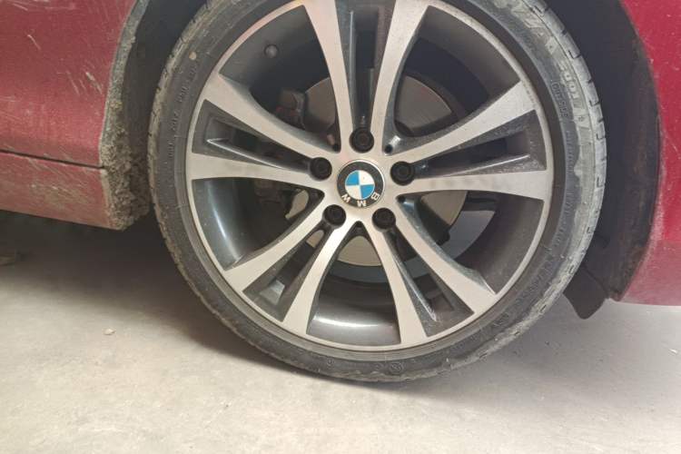 Used BMW 2 Series 2019 225i Convertible Coupe Sports Design Package Right Front Wheel Hub