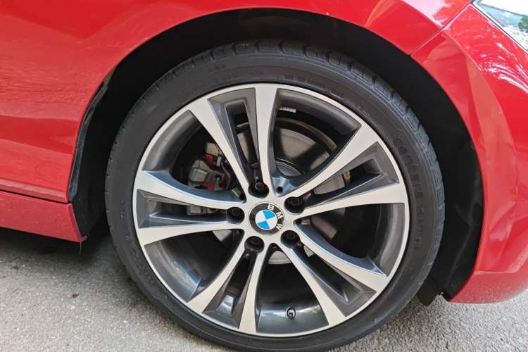 Used BMW 2 Series 2019 225i Convertible Coupe Sports Design Package Right Front Wheel Hub