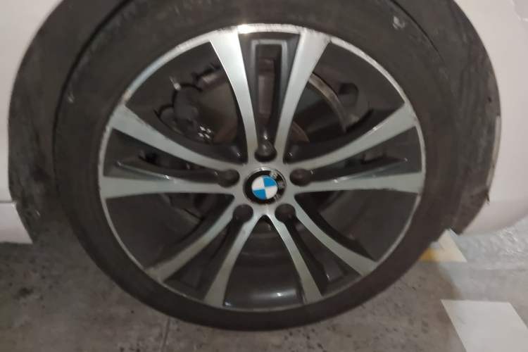 Used BMW 2 Series 2019 225i Convertible Coupe Sports Design Package Right Front Wheel Hub