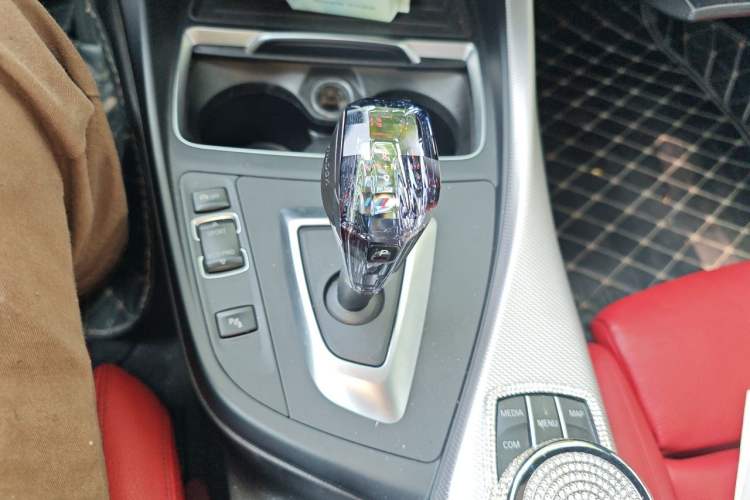 Used BMW 2 Series 2019 225i Luxury Model with M Sport Package Gear Lever