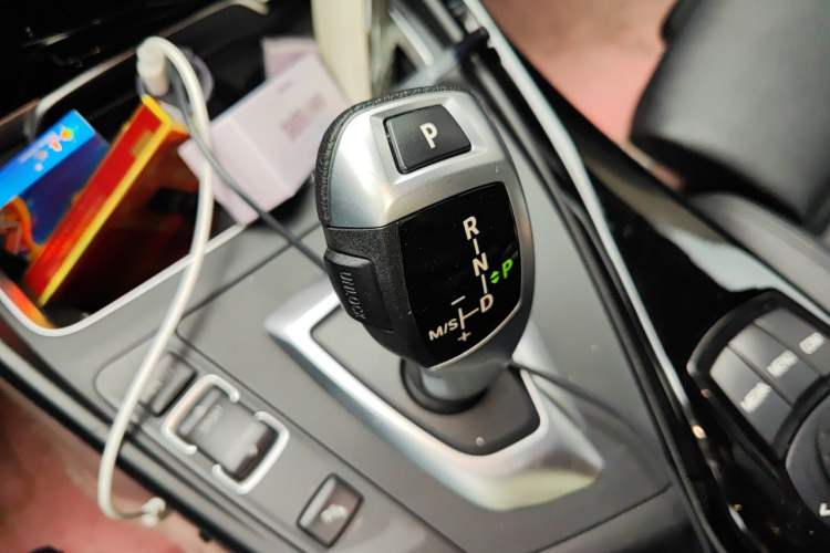 Used BMW 2 Series 2019 225i Convertible Coupe Sports Design Package Gear Lever