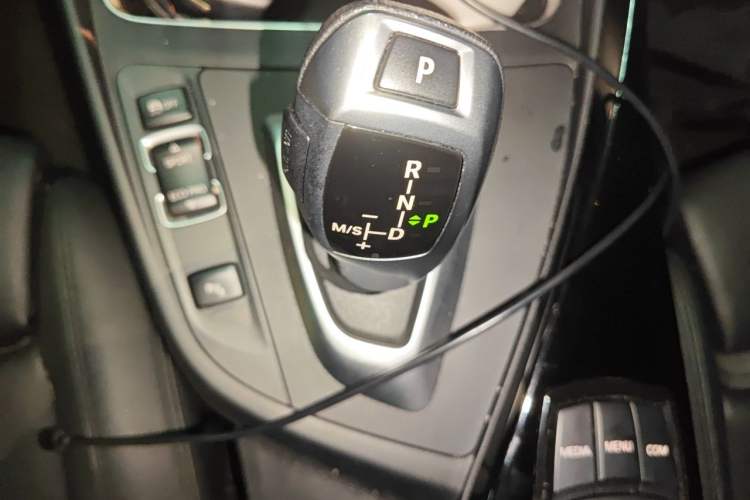 Used BMW 2 Series 2019 225i Convertible Coupe Sports Design Package Gear Lever
