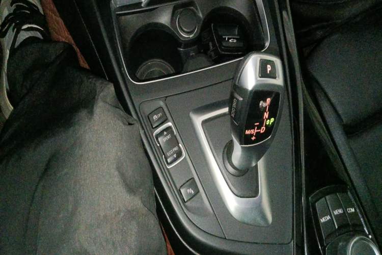 Used BMW 2 Series 2019 225i Convertible Coupe Sports Design Package Gear Lever