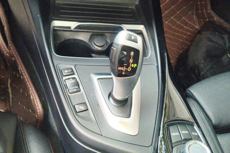 Used BMW 2 Series 2019 225i Sport Design Package Gear Lever