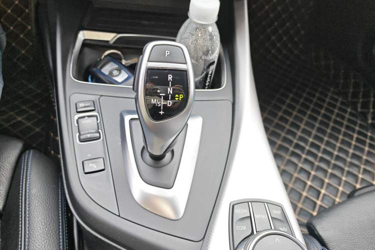 Used BMW 2 Series 2019 225i Luxury Model with M Sport Package Gear Lever