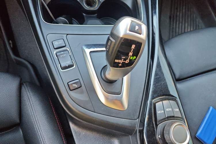 Used BMW 2 Series 2019 225i Convertible Coupe Sports Design Package Gear Lever
