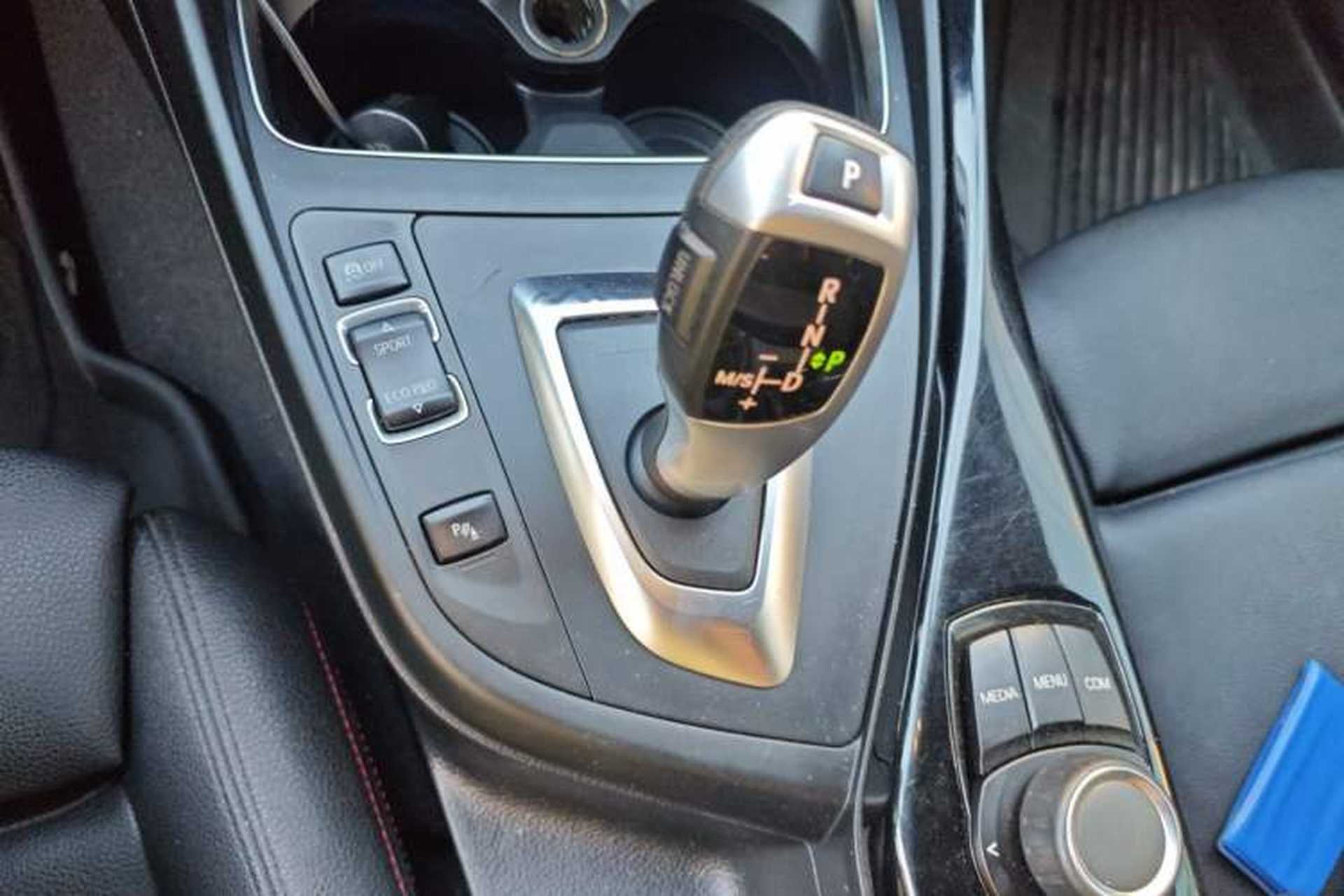 Used BMW 2 Series 2019 225i Convertible Coupe Sports Design Package Gear Lever