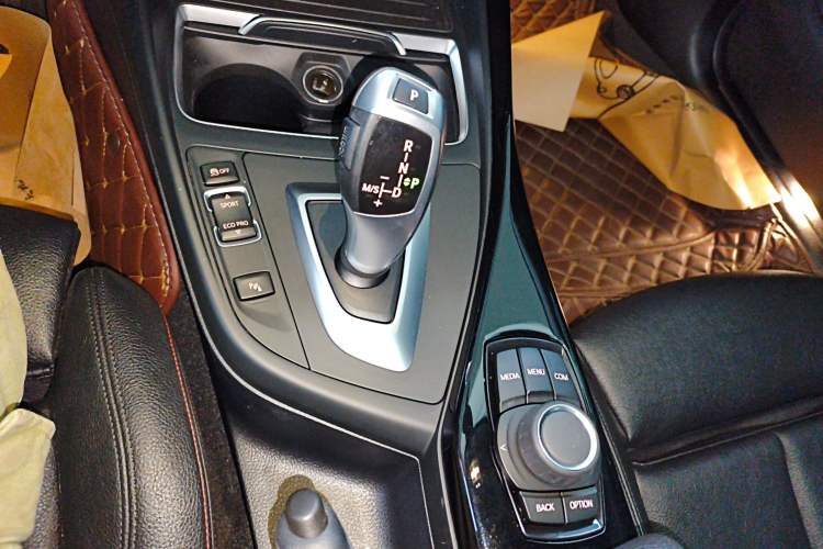 Used BMW 2 Series 2019 225i Sport Design Package Gear Lever