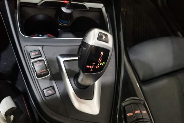 Used BMW 2 Series 2019 225i Convertible Coupe Sports Design Package Gear Lever