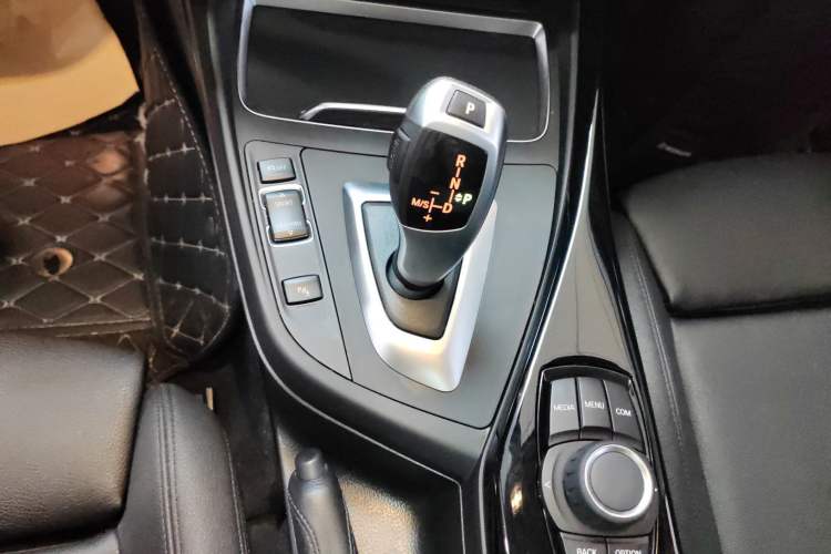 Used BMW 2 Series 2019 225i Sport Design Package Gear Lever