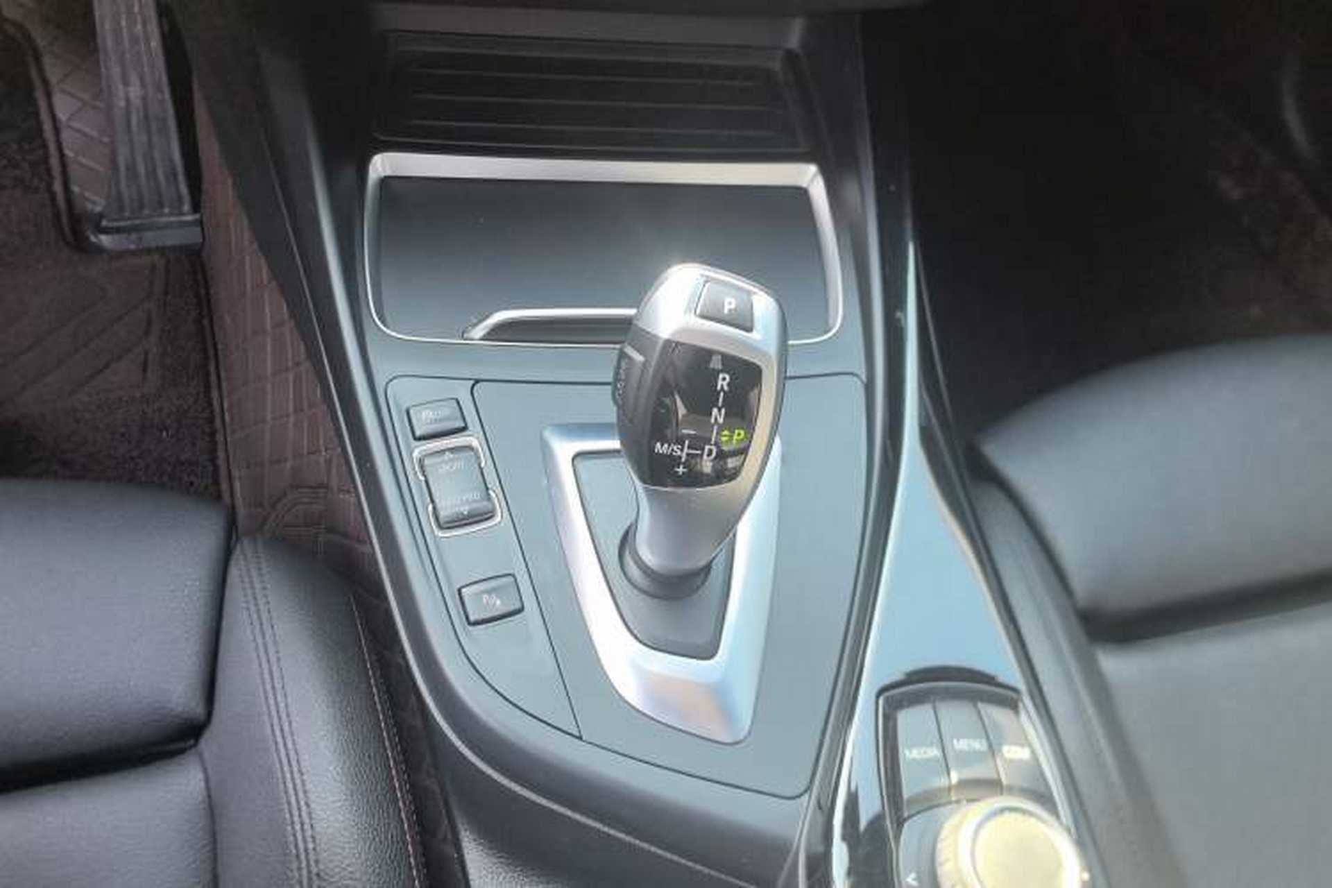Used BMW 2 Series 2019 225i Convertible Coupe Sports Design Package Gear Lever