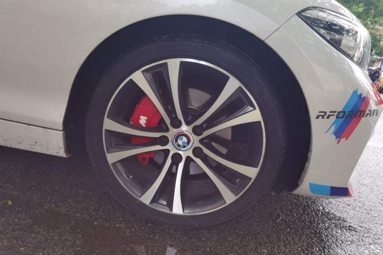Used BMW 2 Series 2019 225i Convertible Coupe Sports Design Package Right Front Wheel Hub