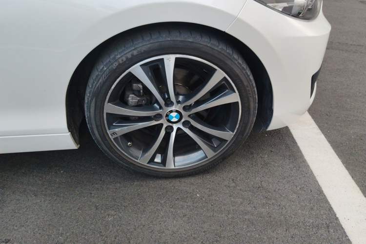 Used BMW 2 Series 2019 225i Convertible Coupe Sports Design Package Right Front Wheel Hub