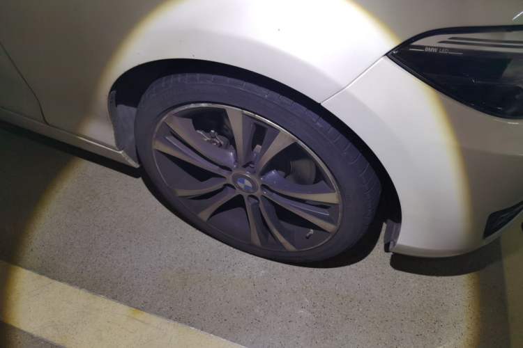 Used BMW 2 Series 2019 225i Convertible Coupe Sports Design Package Right Front Wheel Hub