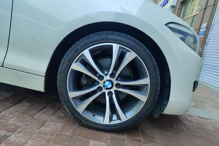 Used BMW 2 Series 2019 225i Convertible Coupe Sports Design Package Right Front Wheel Hub