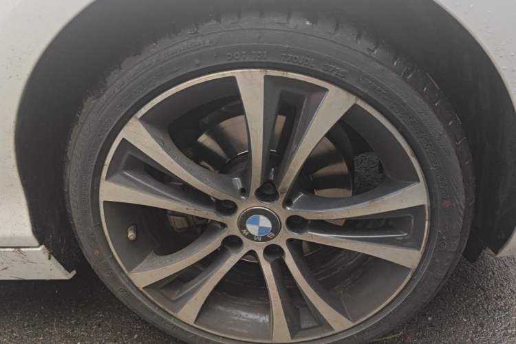 Used BMW 2 Series 2019 225i Convertible Coupe Sports Design Package Right Front Wheel Hub