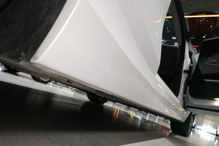 Used BMW 2 Series 2019 225i Sport Design Package Right Side Sill